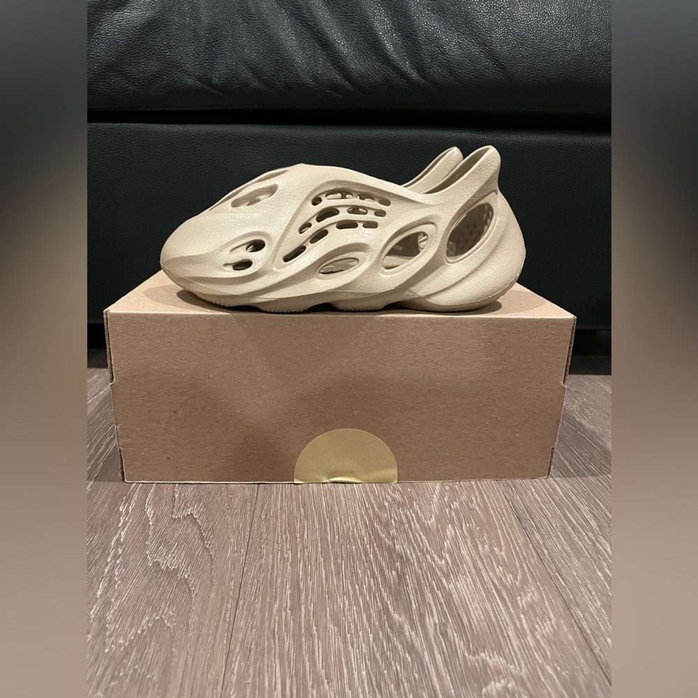 Adidas Yeezy Foam RNNR Mist - Picture 3 of 9